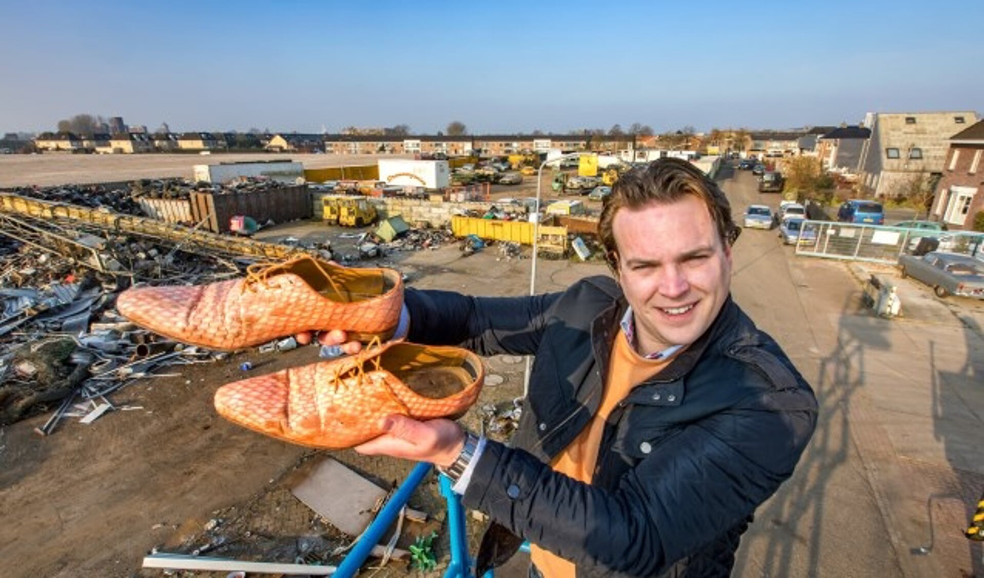 Frank Groen, toont de schoenen van Pieter van den Burg bij het vijverterrein. Een pijnlijk dossier, waarin hij een doorbraak forceerde. Er komen nu woningen. Foto: Jan Bouwhuis  