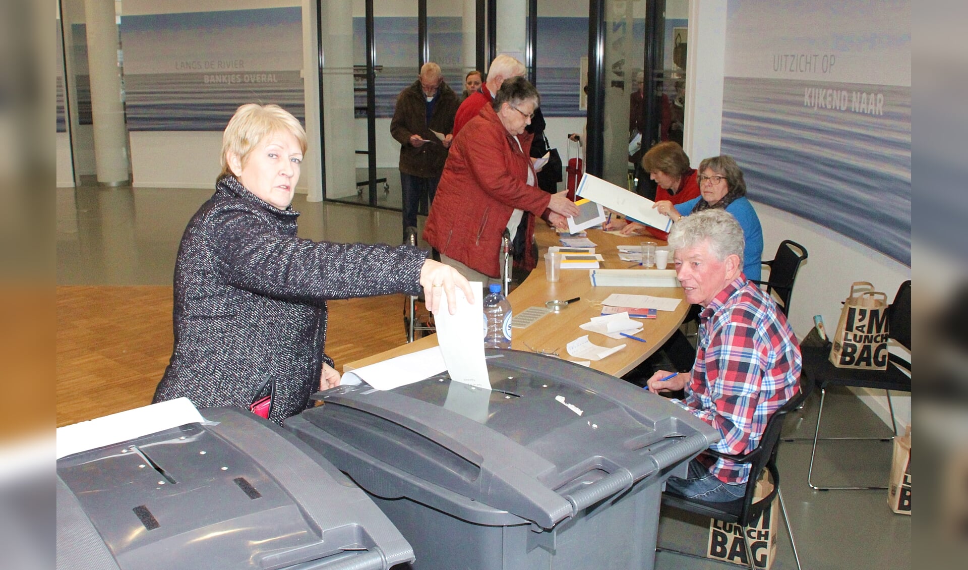 • Stemmen in het gemeentehuis van Papendrecht.