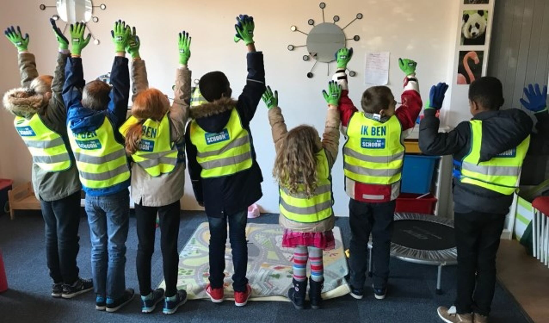 's Middags zijn de kinderen van de BSO op pad geweest om de buurt op te schonen. De kinderen zijn met officiële 'Supporter van Schoon' hesjes, handschoenen en prikkers enthousiast aan de slag gegaan.