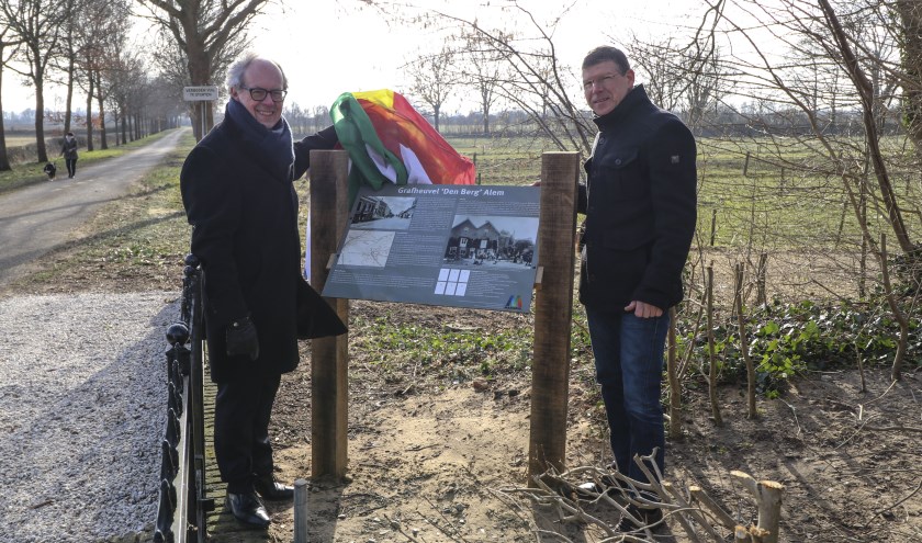 • Op het bord kunnen voorbijgangers lezen wat de verhoging in het landschap betekent.