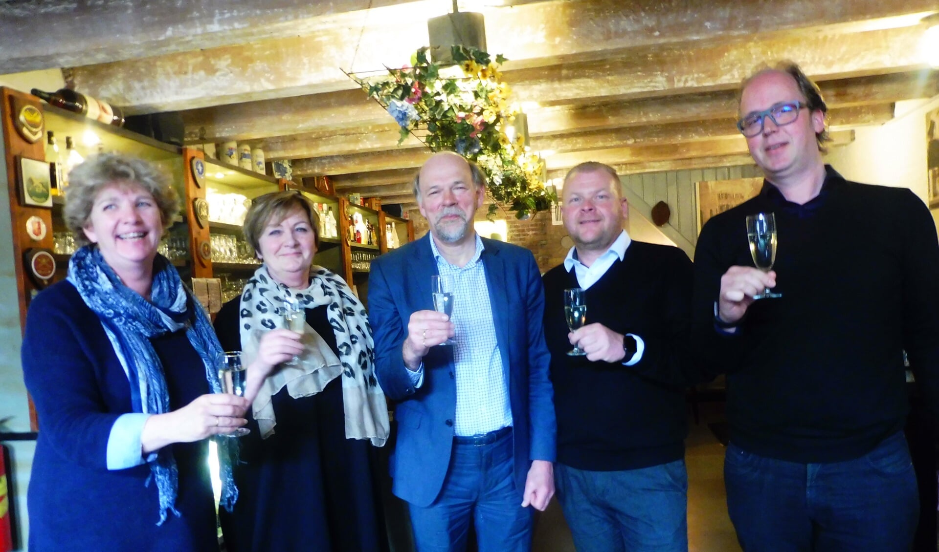 Een toast van Yvonne Pit, Rina Nieuwenhuizen, Jan Baan, Brian Schoonderbeek en Alex Bontenbal.