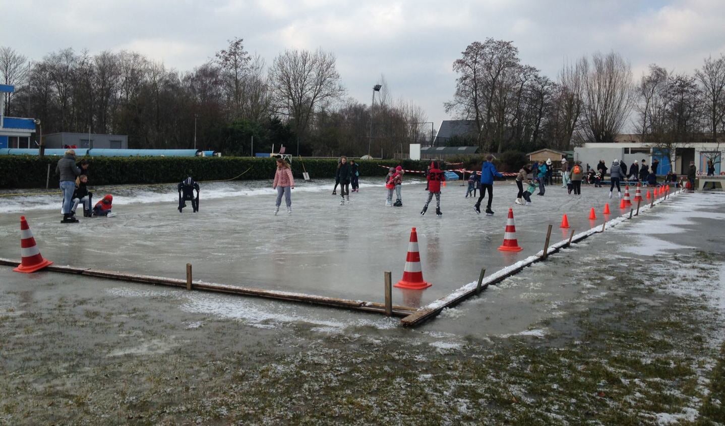 • In Gouderak had ijsclub De IJssel een baantje aangelegd nabij zwembad De Baan. 
