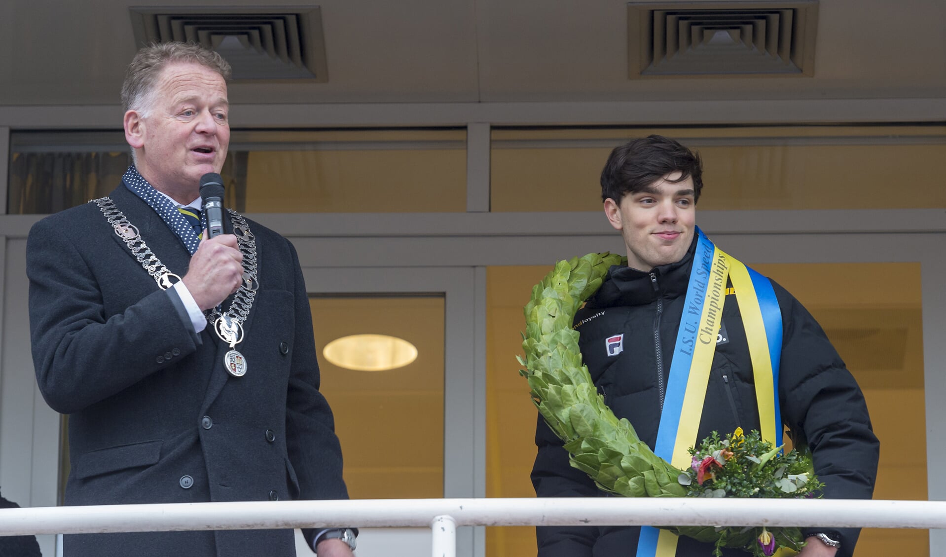 • Burgemeester Roel Cazemier reikte vrijdag de eerste Krimpenerwaard erespeld uit aan schaatser Patrick Roest.