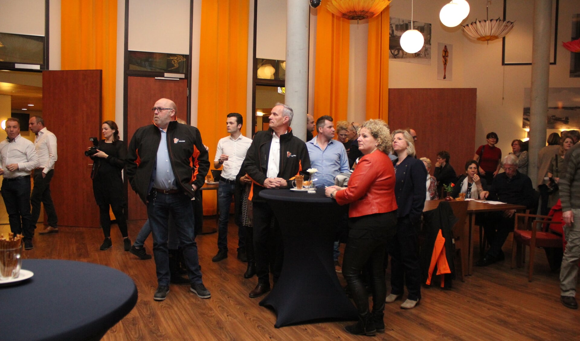 • Kandidaat-raadsleden van de VVD woensdag tijdens de uitslagenavond.