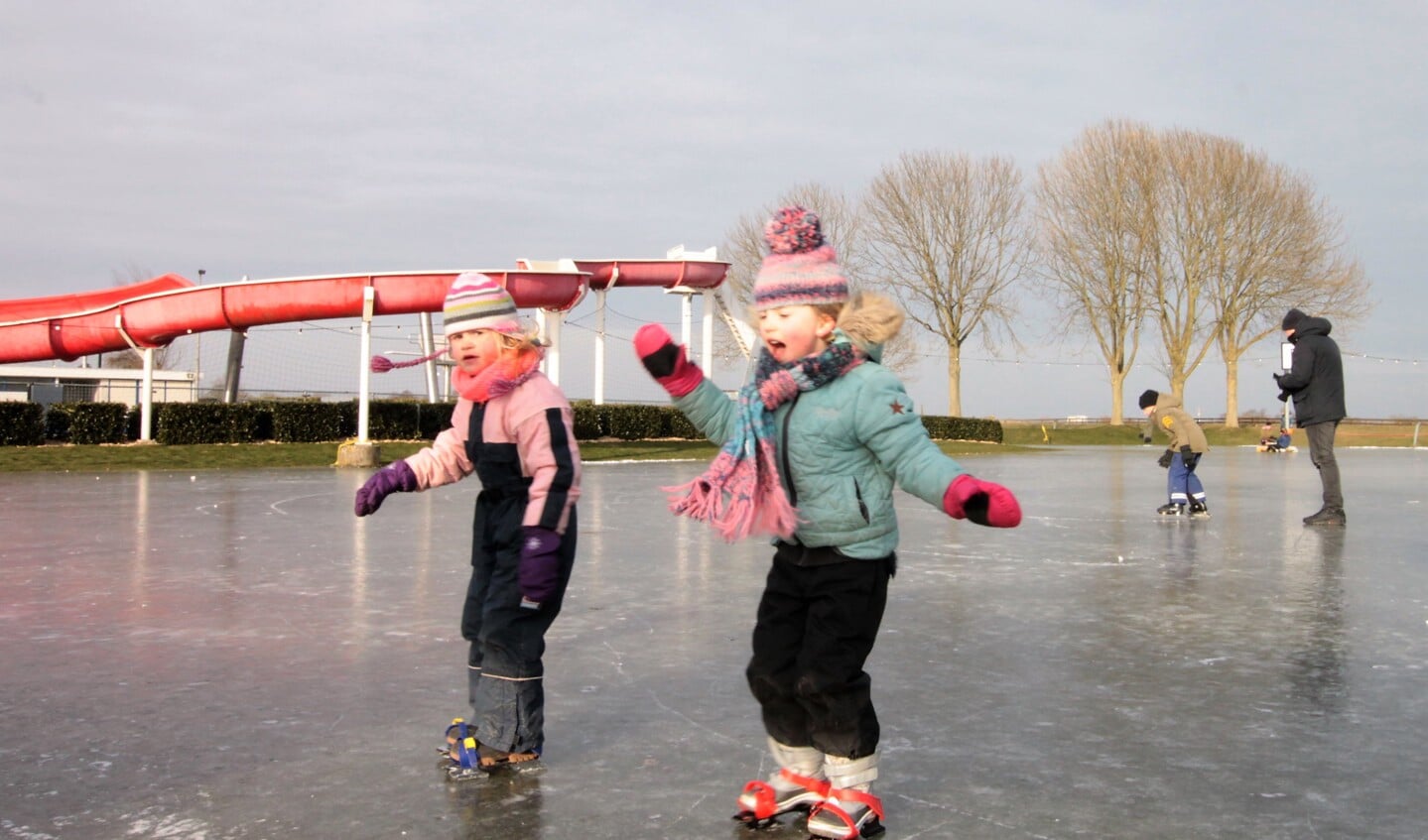 • Deze meiden gieren van plezier tijdens het schaatsen op het ijsbaantje naast zwembad De Loete. 