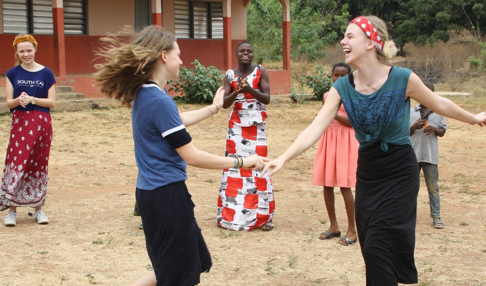 • Luna Boom (rechts) heeft genoten van haar verblijf in Ghana.