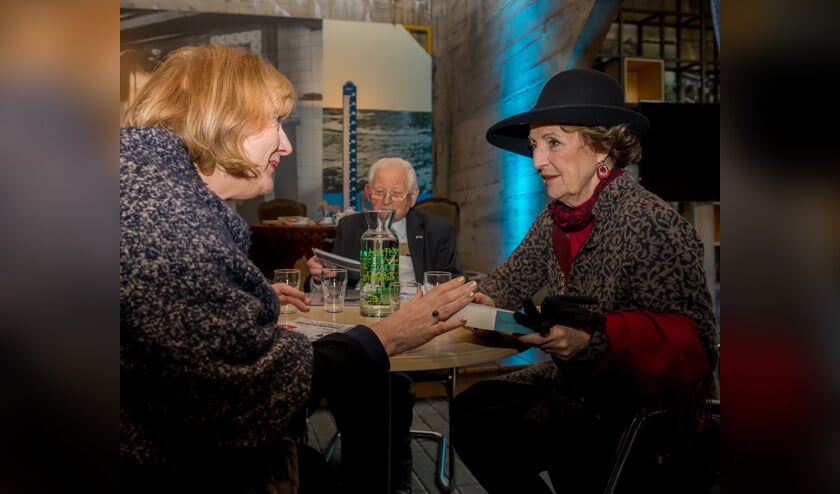• Teuntje de Haan (links) overhandigt aan Prinses Margriet een exemplaar van haar boek.