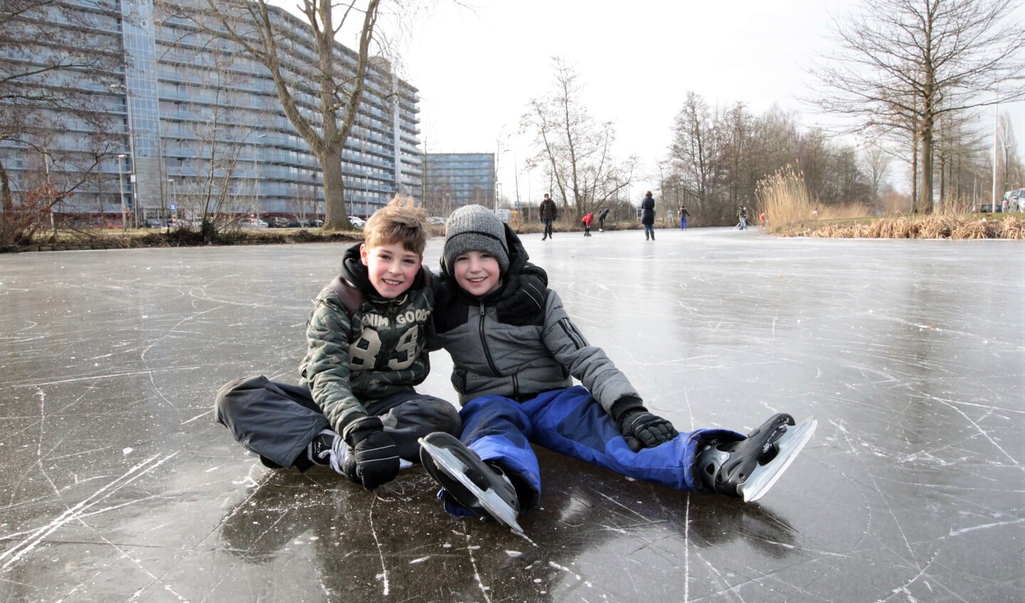 • Een ijsbaan is er niet in Krimpen aan den IJssel. Gelukkig konden deze jongens nog wel de ijzers onderbinden om te schaatsen op een slootje langs de Populierenlaan.