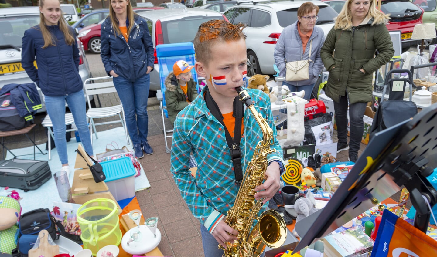 • Deze jongen probeerde op de vrijmarkt in Krimpen aan den IJssel met zijn saxofoon een extra zakcentje bij te verdienen.  
