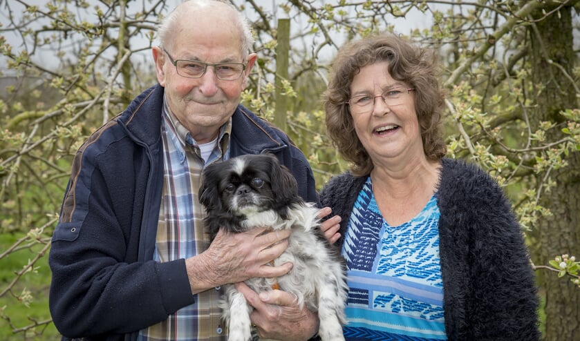 • Corrie met haar vader Wil en hondje 'Boomer'.
