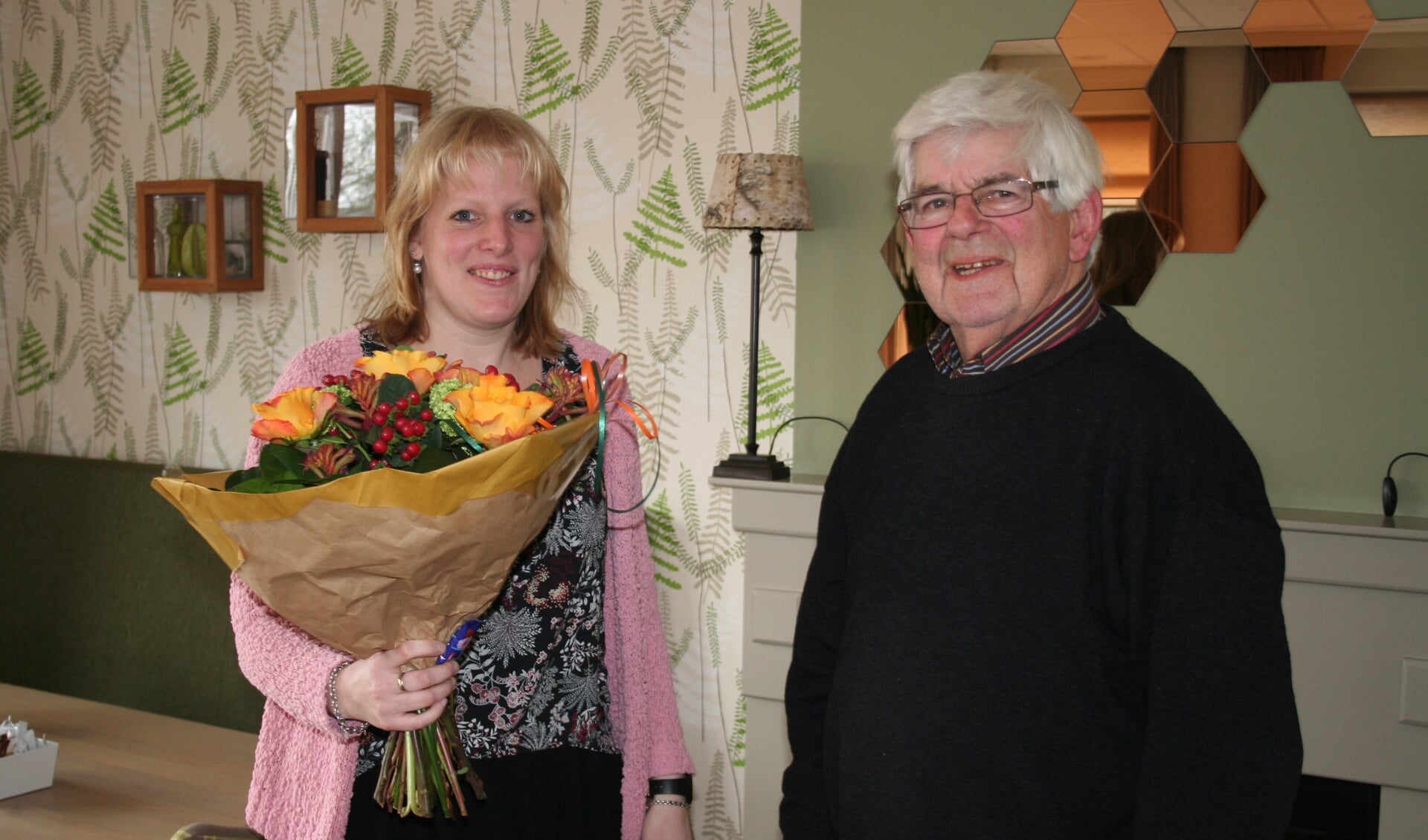 • Chantal van Essen zet Marcel Rooijens in de bloemetjes. 