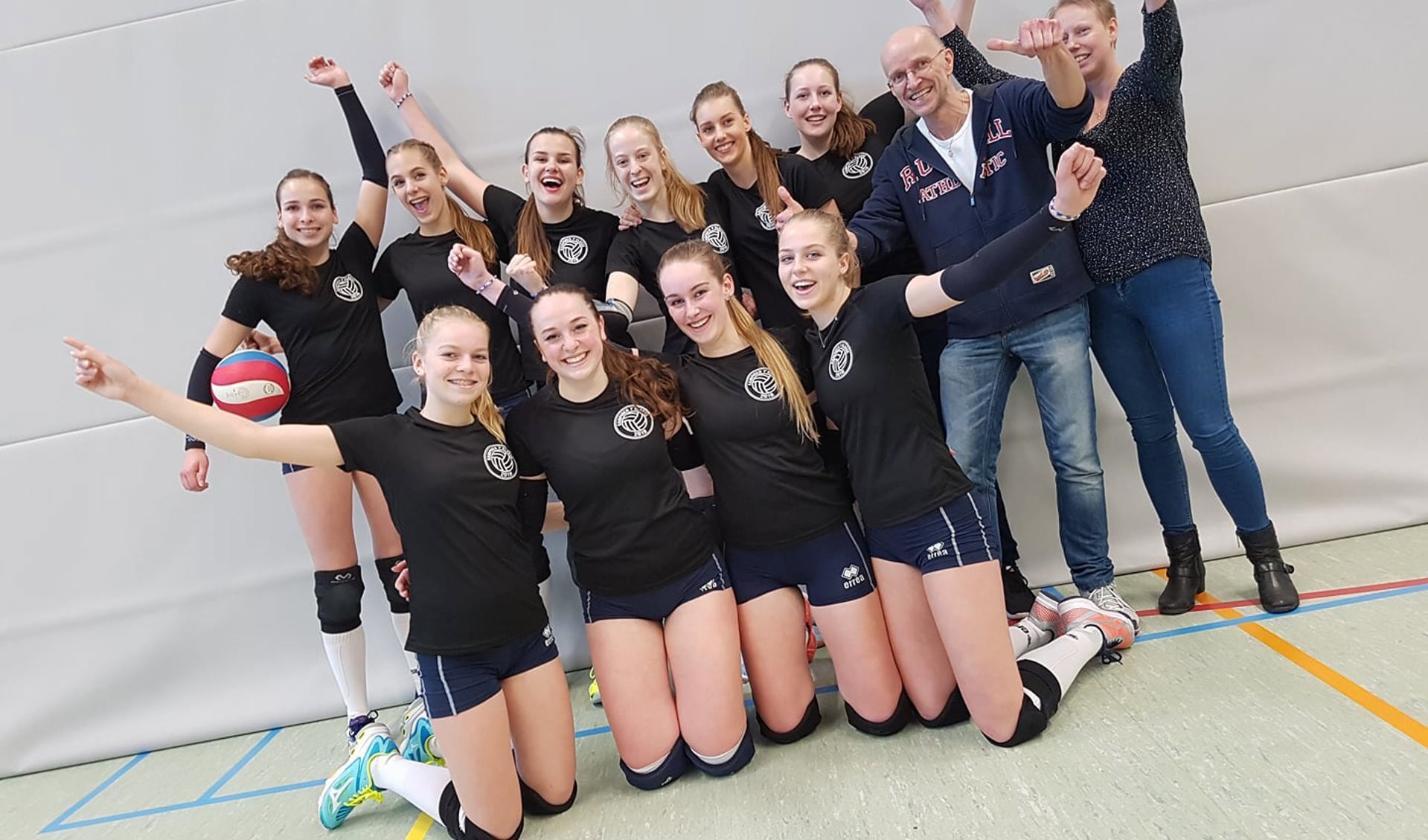 • De dames wonen hun kampioenswedstrijd tegen WIK uit Groot-Ammers met 3-2.