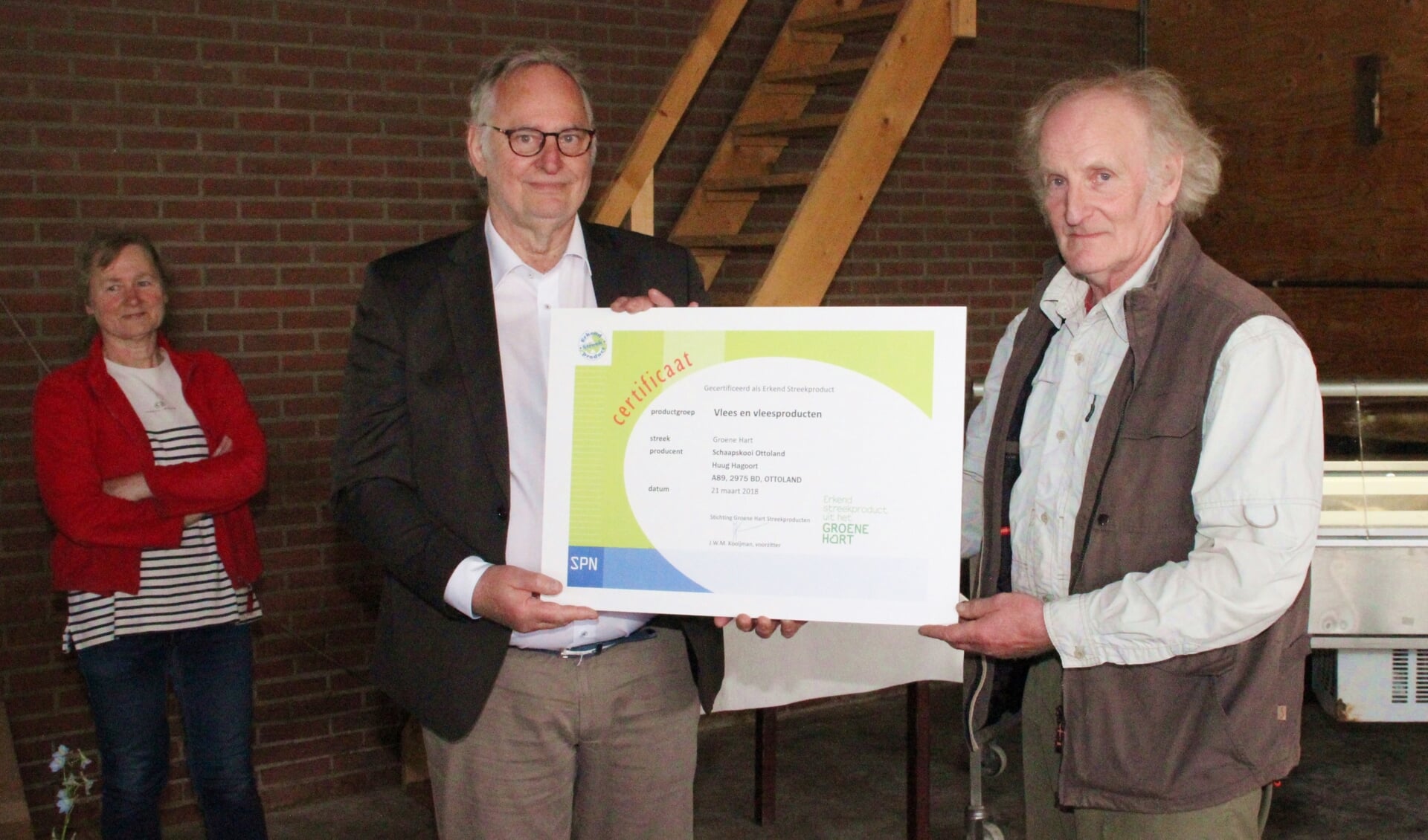 • Jan Kooijman (links) en Huug Hagoort met het certificaat.