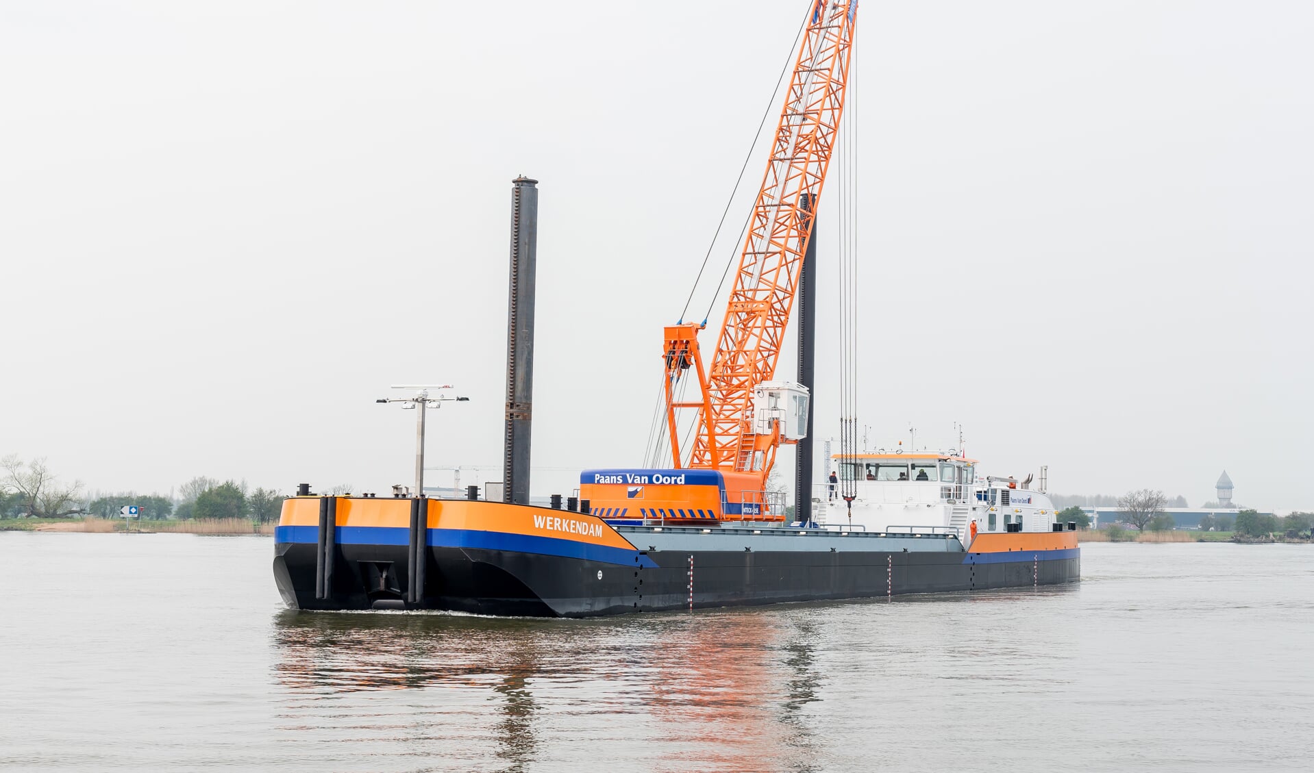 Het LNG kraanschip 'Werkendam' van bagger- en offshorebedrijf Van Oord.