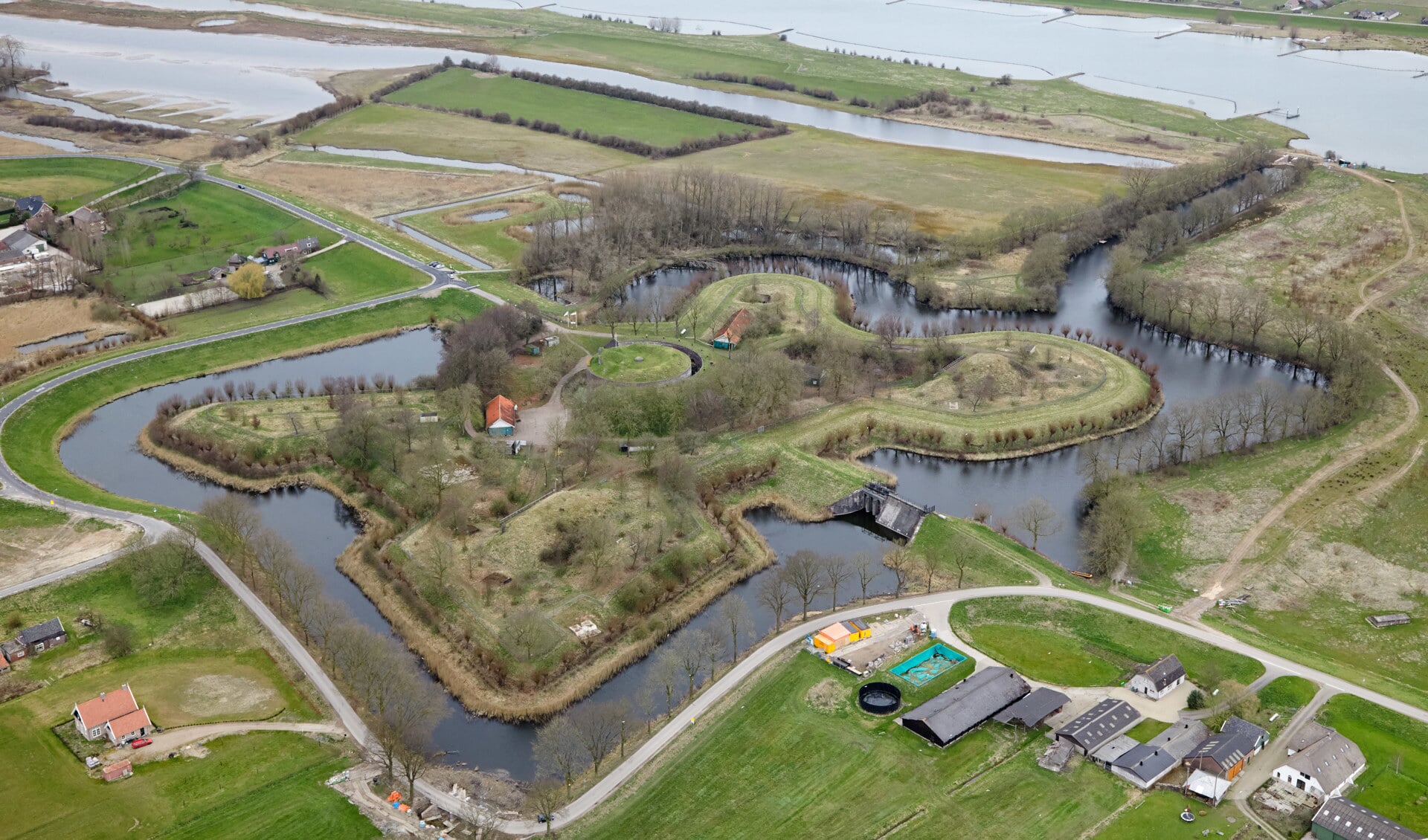 • Fort Everdigen, onderdeel van de Nieuwe Hollandse Waterlinie.