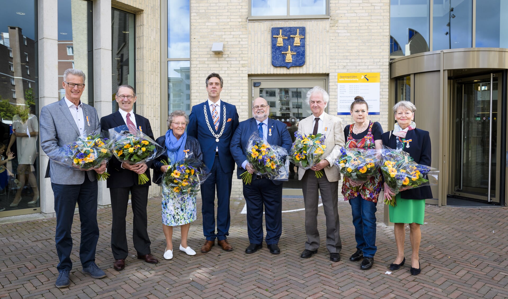• De gedecoreerden van Papendrecht, met burgemeester Moerkerke.