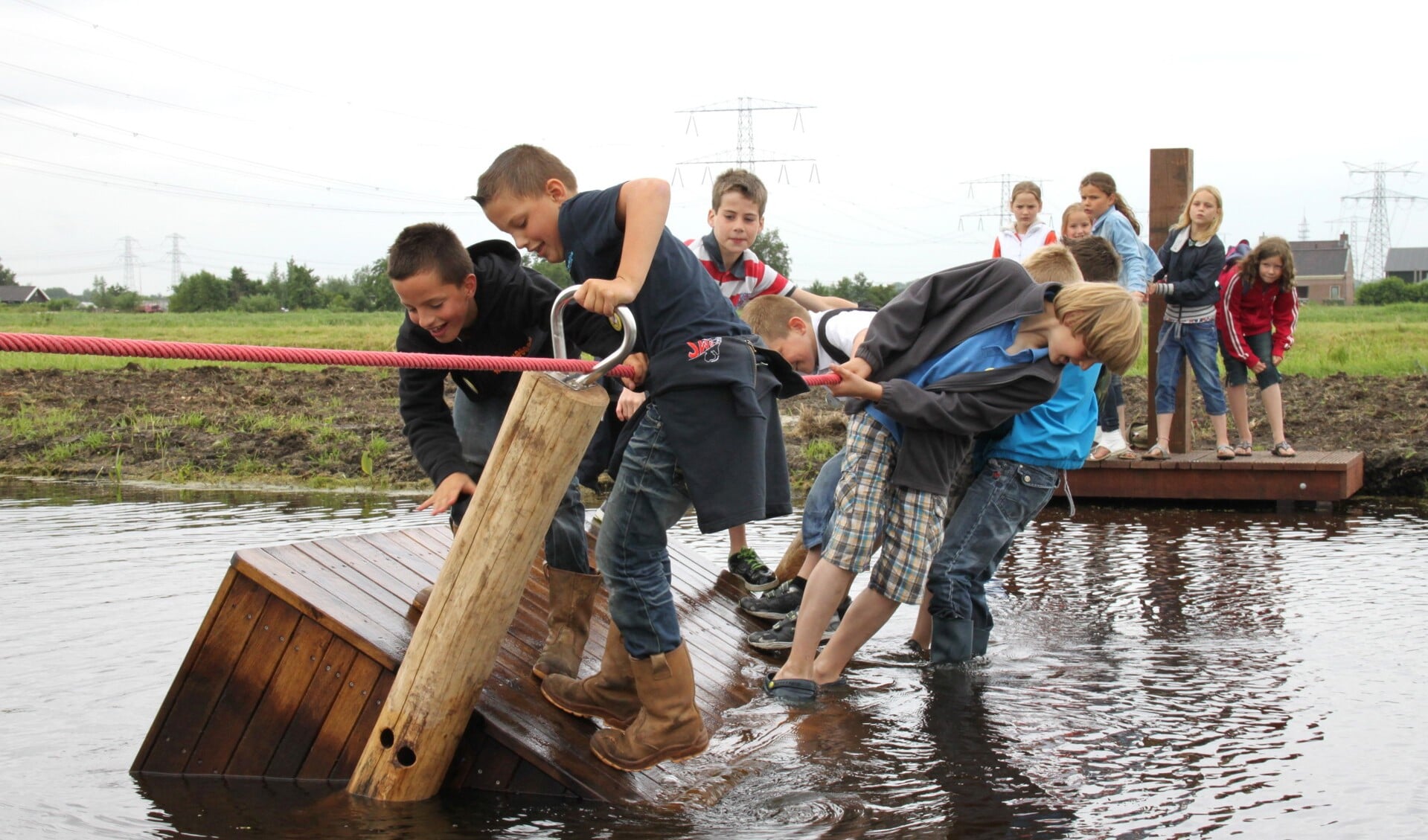 • Kinderen die zich vermaken in de speelpolder in Ouderkerk aan den IJssel. 