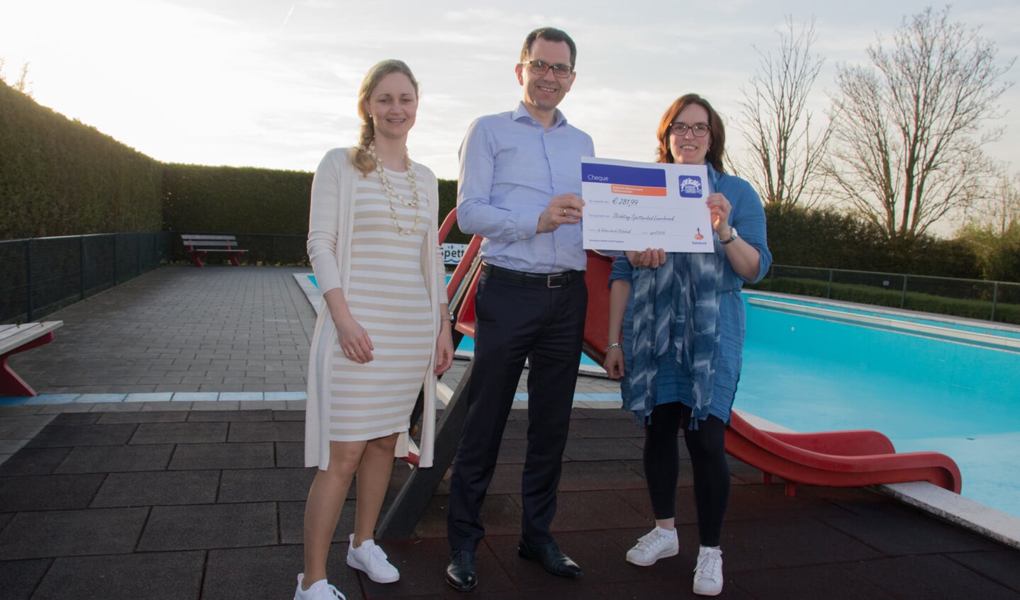Namens Stichting Spetterbad Leerbroek ontvangen de voorzitster Dorien Barneveld en penningmeester Bethina de Jong een cheque van de Rabobank Clubkas Campagne ter grootte van € 281,99
