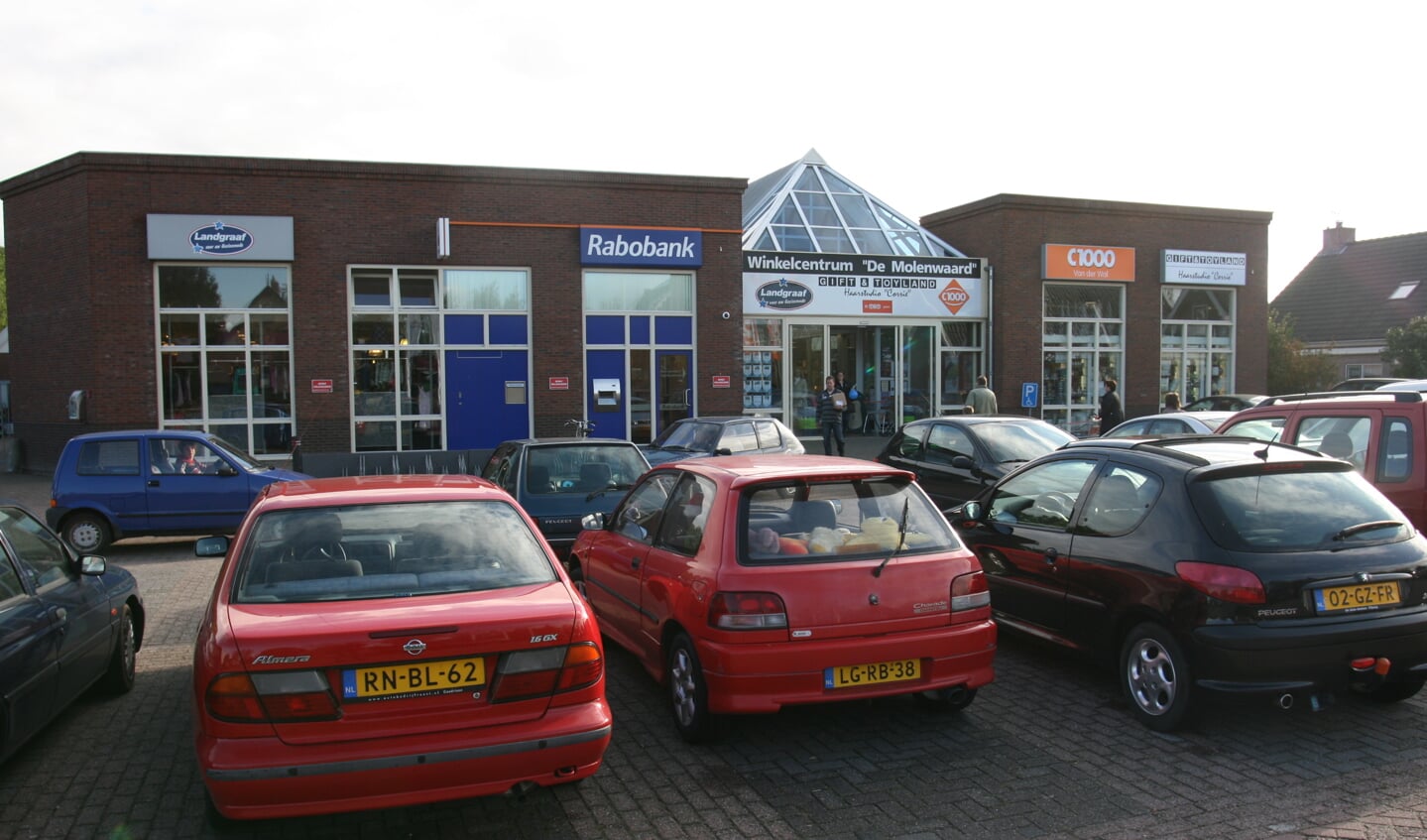 • Parkeren bij winkelcentrum Molenwaard is al jaren onderwerp van gesprek.
