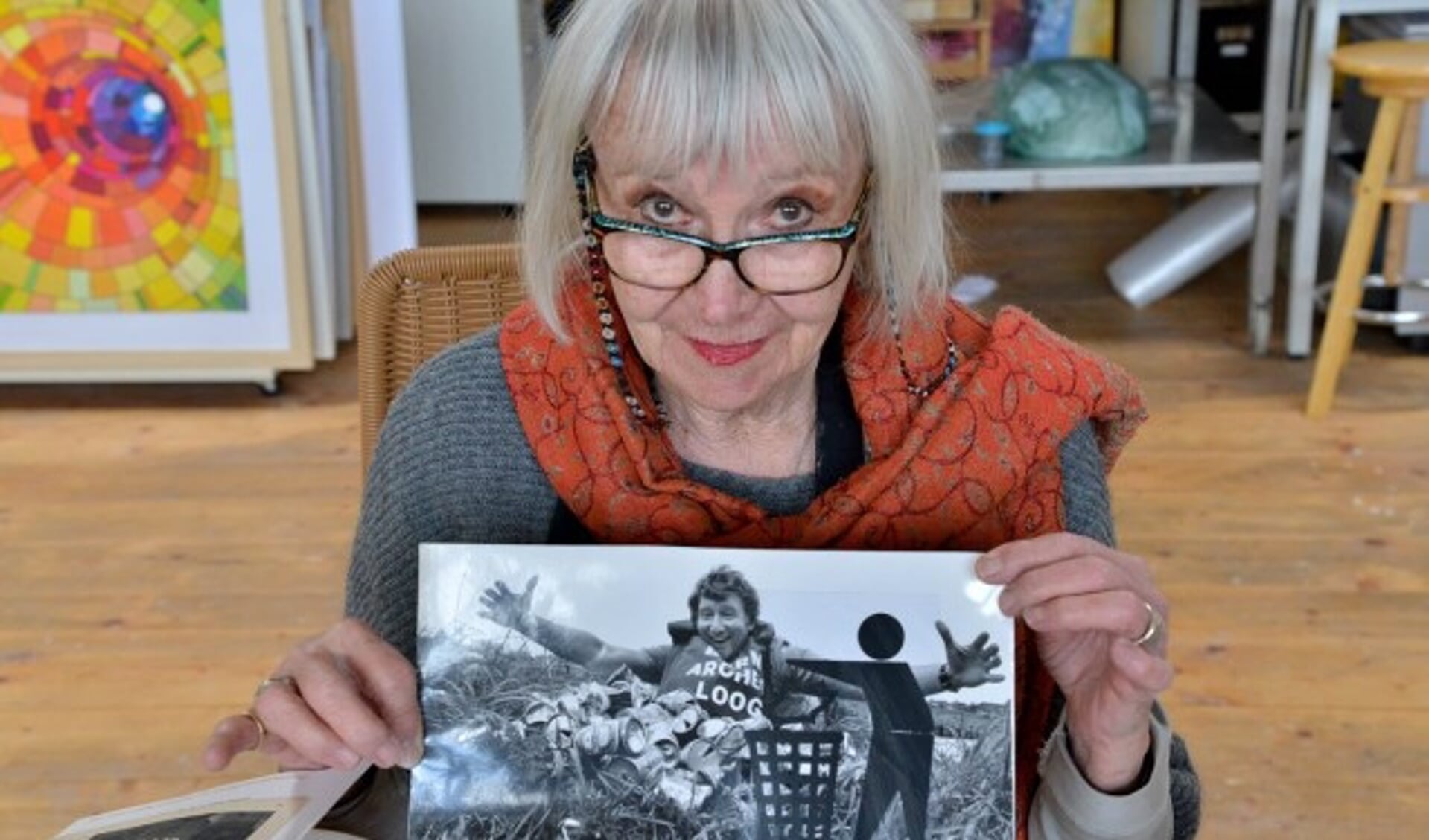 Edith Ferrée met herinneringen aan  ´Archeologie van de Berm´ (Foto: Paul van den Dungen)