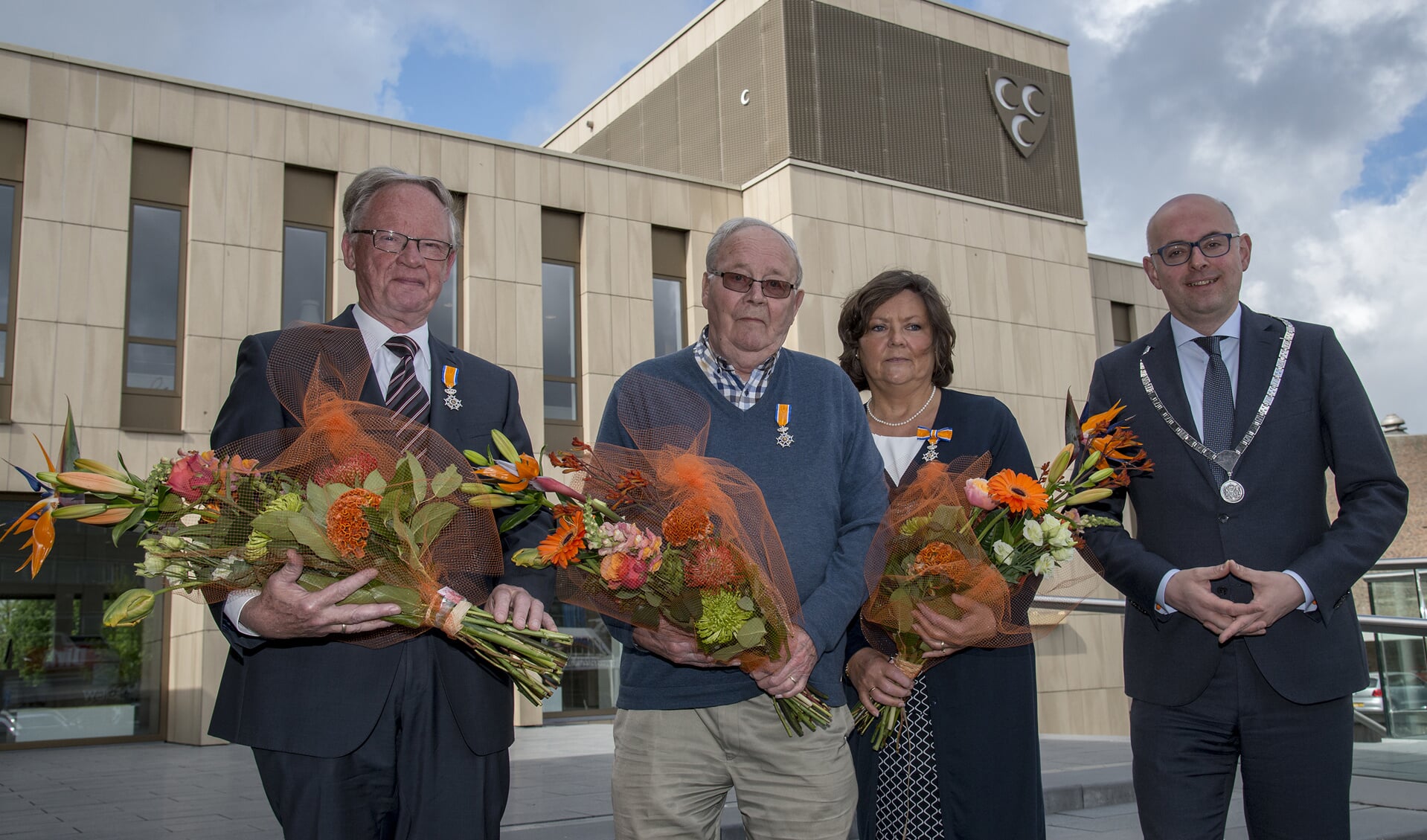 • De drie gedecoreerden in Krimpen aan den IJssel. Rechts burgemeester Martijn Vroom. 