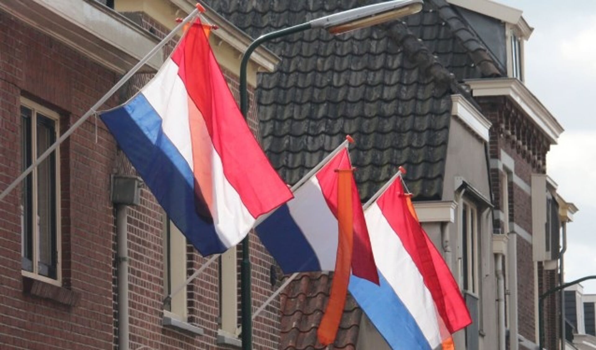Koningsdag wordt extra feestelijk als iedereen de vlag met oranje wimpel uitsteekt. (Foto: Lysette Verwegen)