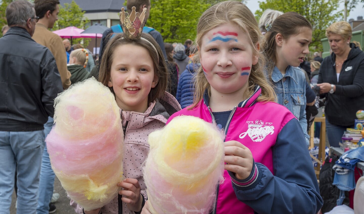 • Meiden genieten van een suikerspin in Krimpen aan den IJssel.