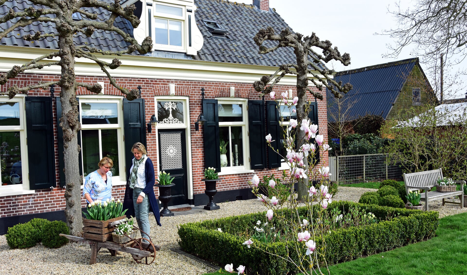 • Carla Brokking en Waldien Burger en gaan voor een stralend open tuinen-weekend.