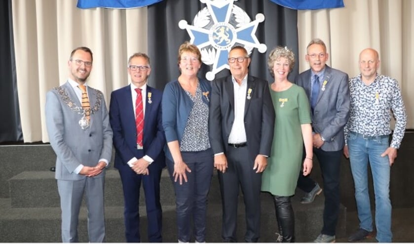 V.l.n.r. burgemeester L.J. de Graaf, de heer H.A.T. Aantjes, mevrouw M. Müller-Meerveld, de heer E.J. Vos, mevrouw H. Wiegeraad-Molenaar, de heer E.A. de Leeuw, de heer H. Stigter.