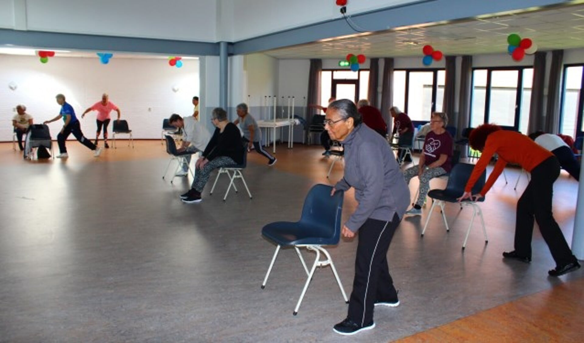 In het ontmoetingscentrum Nunu Mahua doen Molukse en Nederlandse ouderen gymnastiek. (Foto: Margriet van Dam)