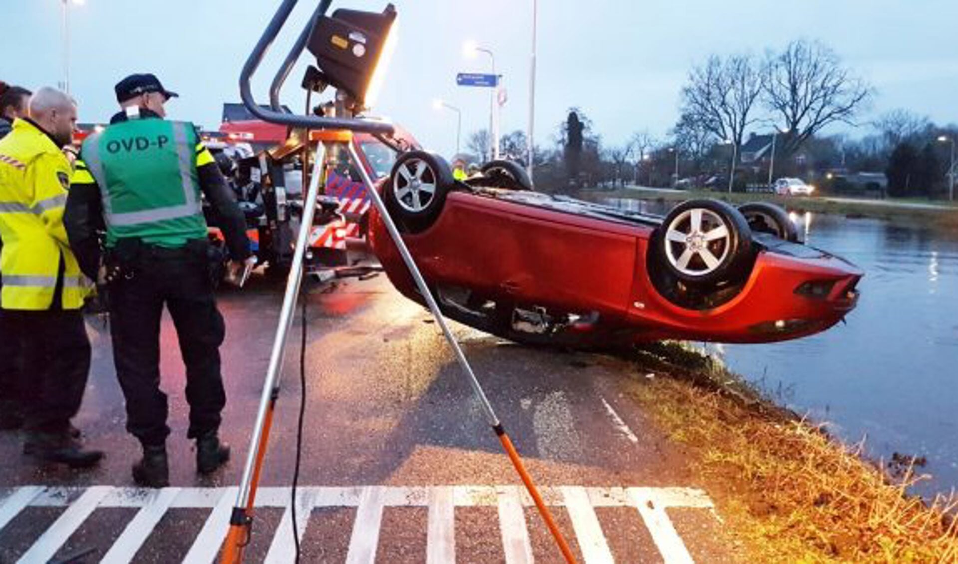 • De auto die bij Bleskensgraaf te water was geraakt, wordt aan de kant getakeld.