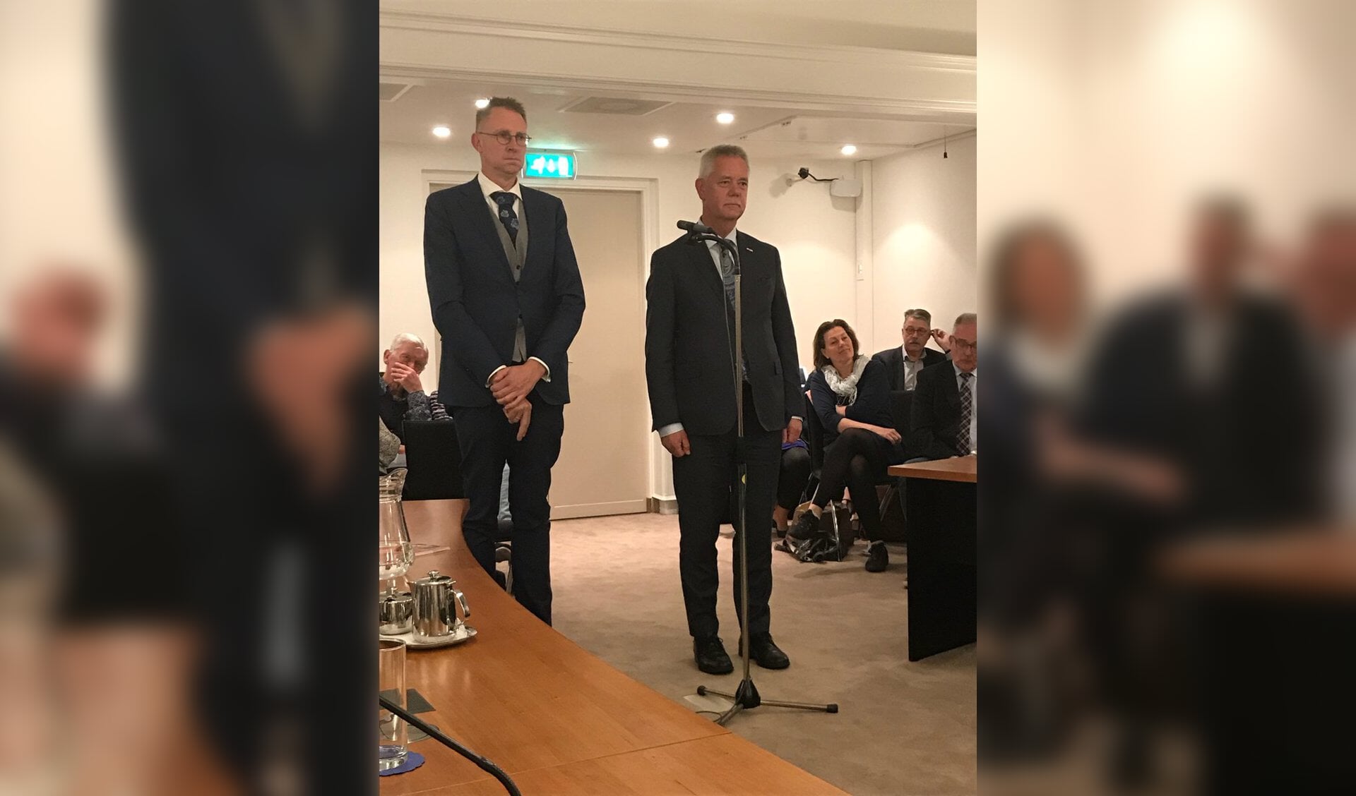 • De wethouders Gerrit Spelt (l) en Johan van Everdingen tijdens hun benoeming.