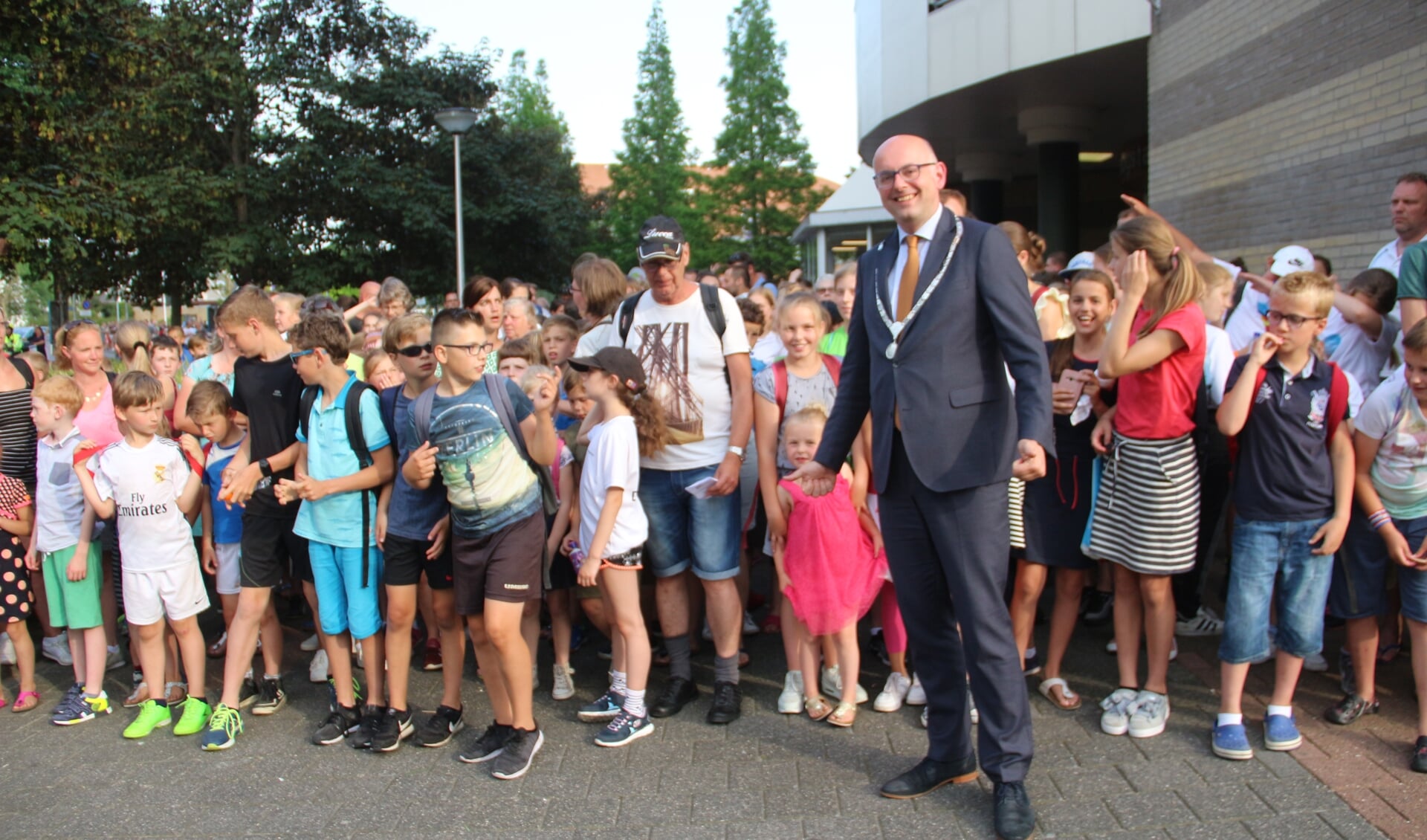 •Burgemeester Martijn Vroom gaf het startsein voor de avondvierdaagse in Krimpen aan den IJssel.  