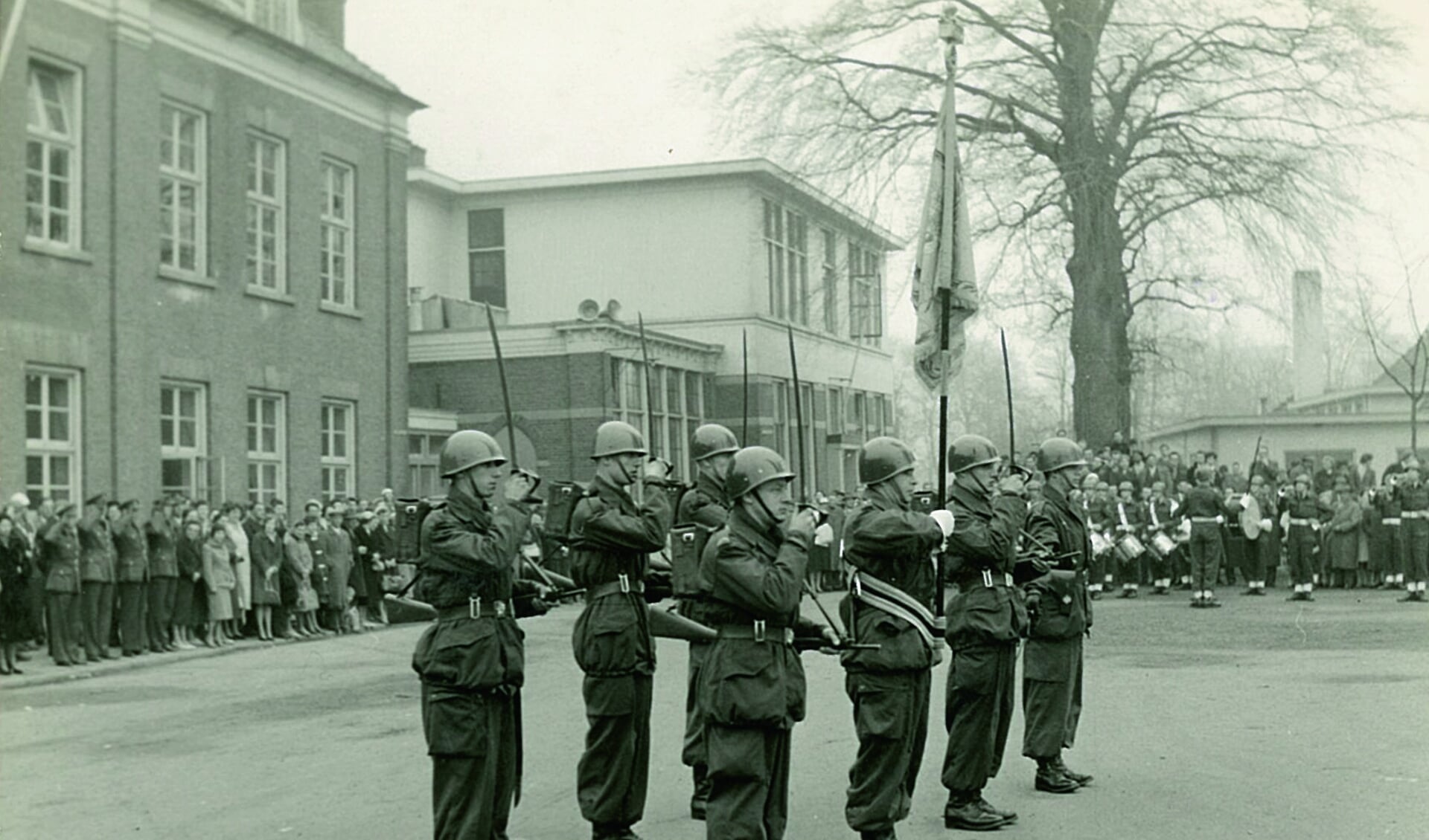 • Regiment Van Heutsz beschikte destijds over vier kazernes en een reeks barakken in Schoonhoven. 