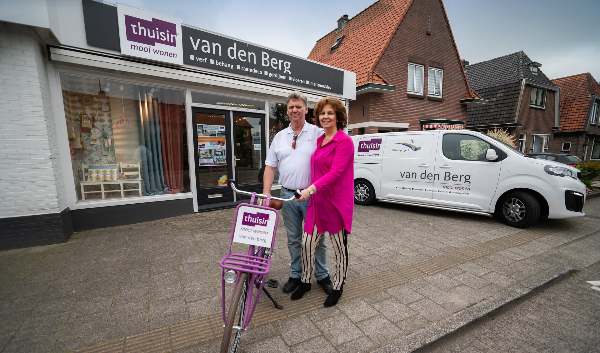 • Cor en Corina van den Berg voor hun winkel aan de Tiendweg.