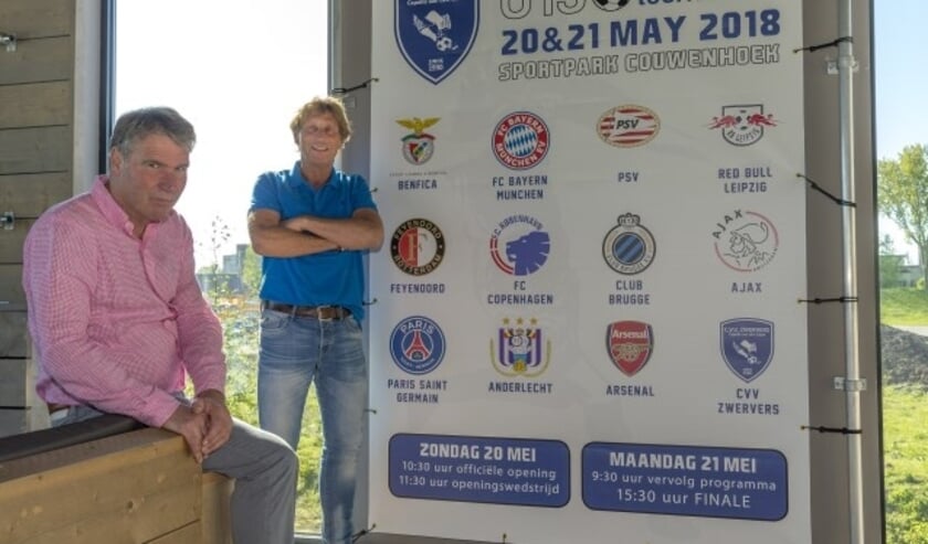 Ger Jacobs (links) en Piet de Wit: trots op het -13 toernooi van CVV Zwervers. (Foto: John Wijntjes)  