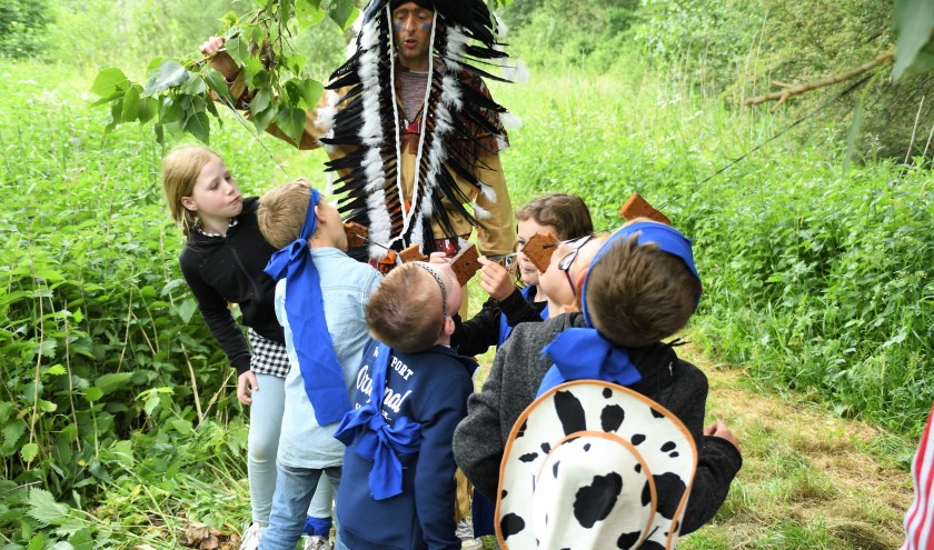 Witte Veder en kinderen tijdens speurtocht