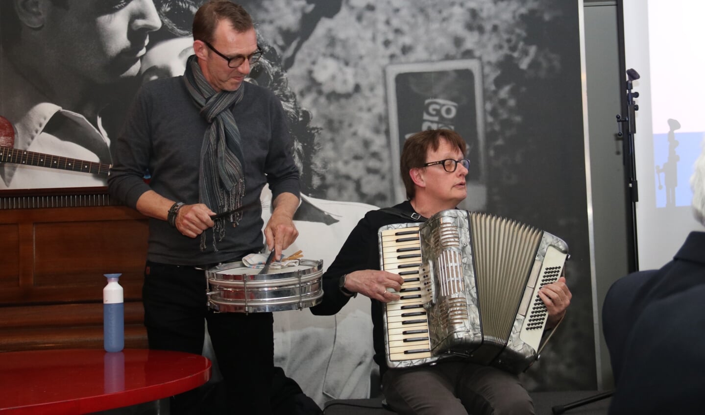 • Pieter Danz (percussie) en Rob Witteveen (accordeon) van klezmerband Agge Nebbisj.