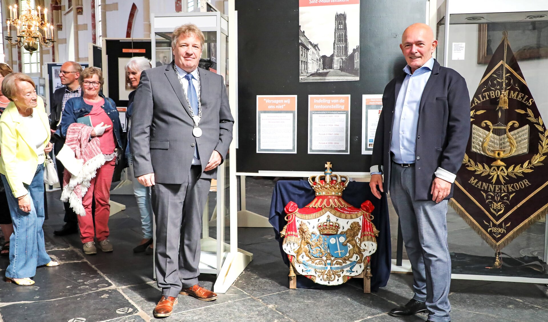 • Locoburgemeester Adrie Bragt opende de tentoonstelling. Rechts staat Jef van Eiken, auteur van het boek over 133 jaar KZM-Belcanto.