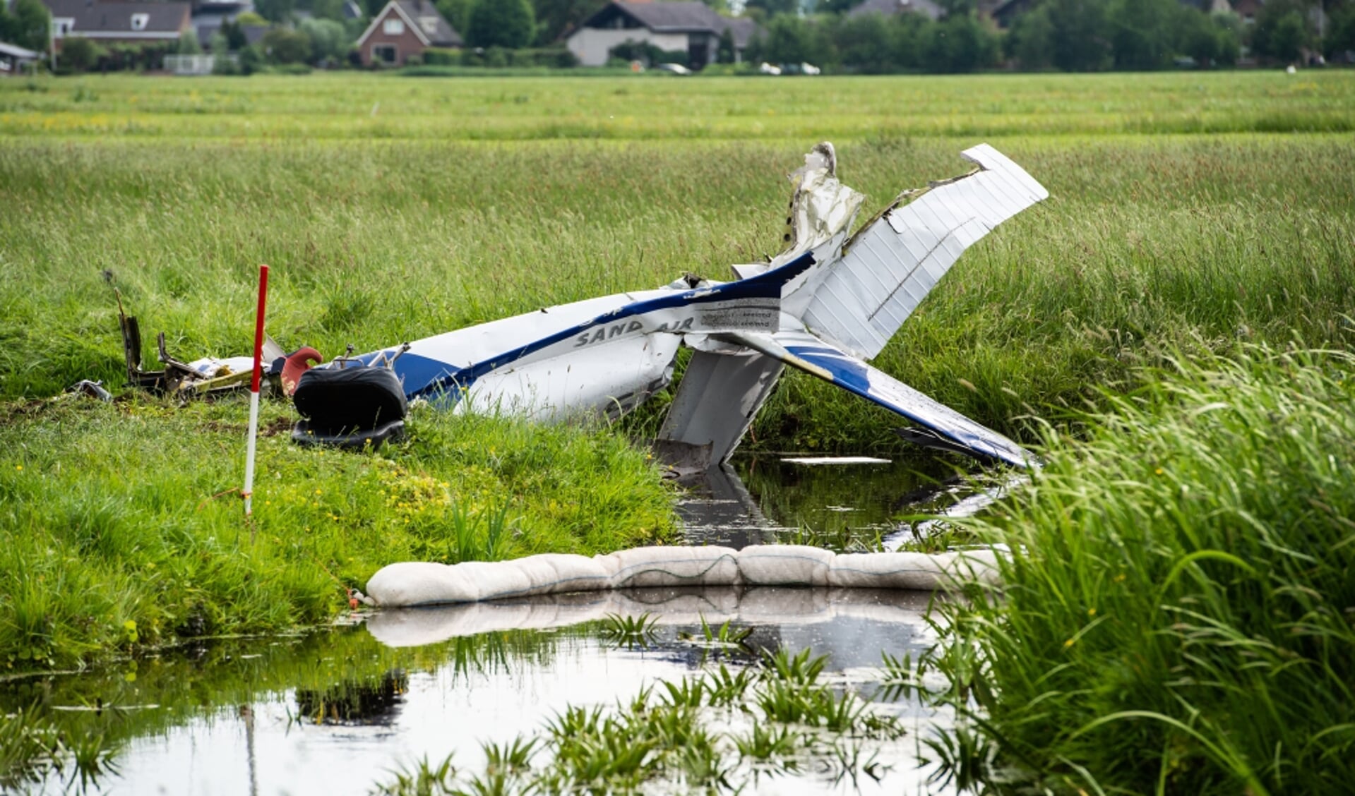 • Het wrak van de Cessna C172 in een weiland langs de Benedenheulseweg in Stolwijk.
