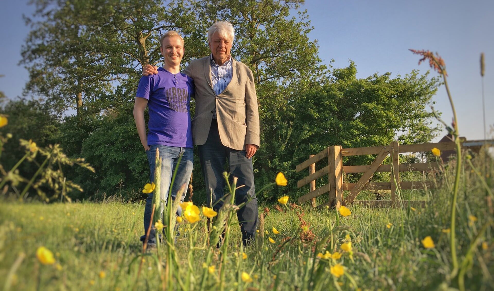 • Arie den Boer en kleinzoon Bram op natuurparel Liesgras.