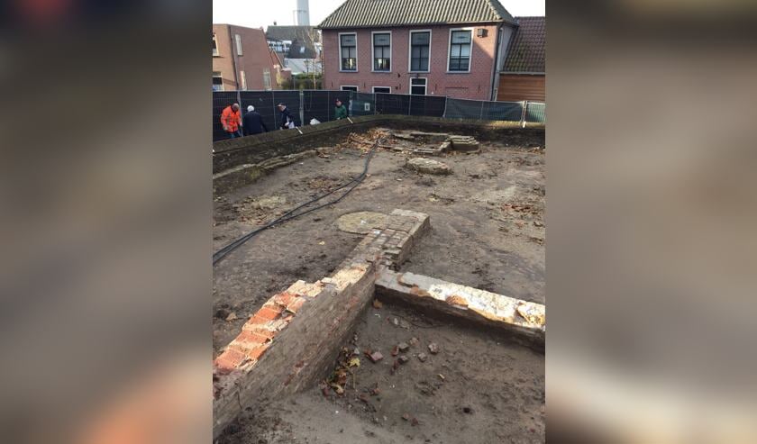 De opgravingen bij de kerk.