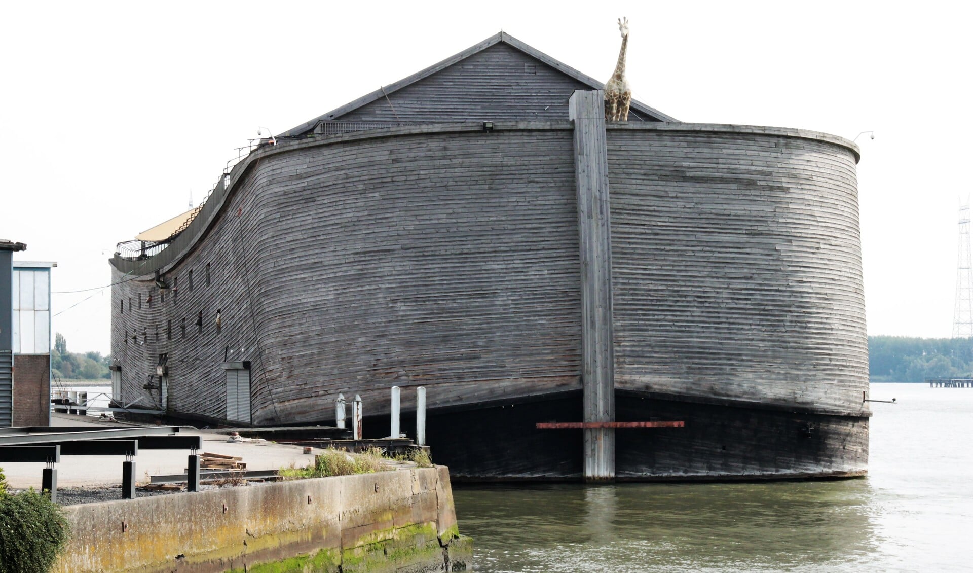 • De replica van de Ark van Noach ligt aan de kaden van het voormalige Hollandiaterrein in de Krimpense Stormpolder.  