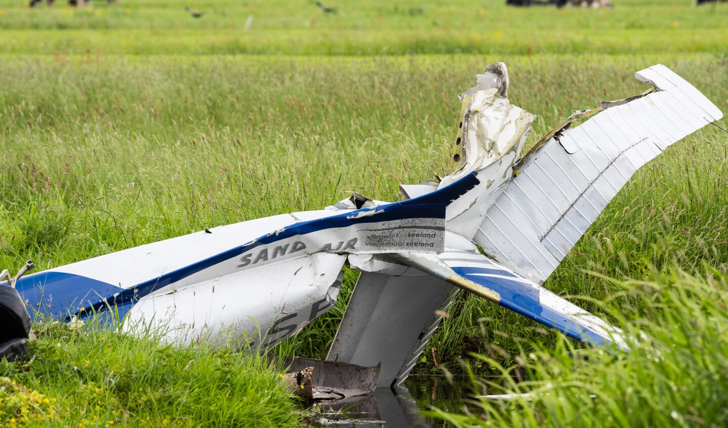 • De romp van het neergestorte sportvliegtuig ligt in een sloot. Wrakstukken liggen verspreid over een gebied van circa 300 meter.