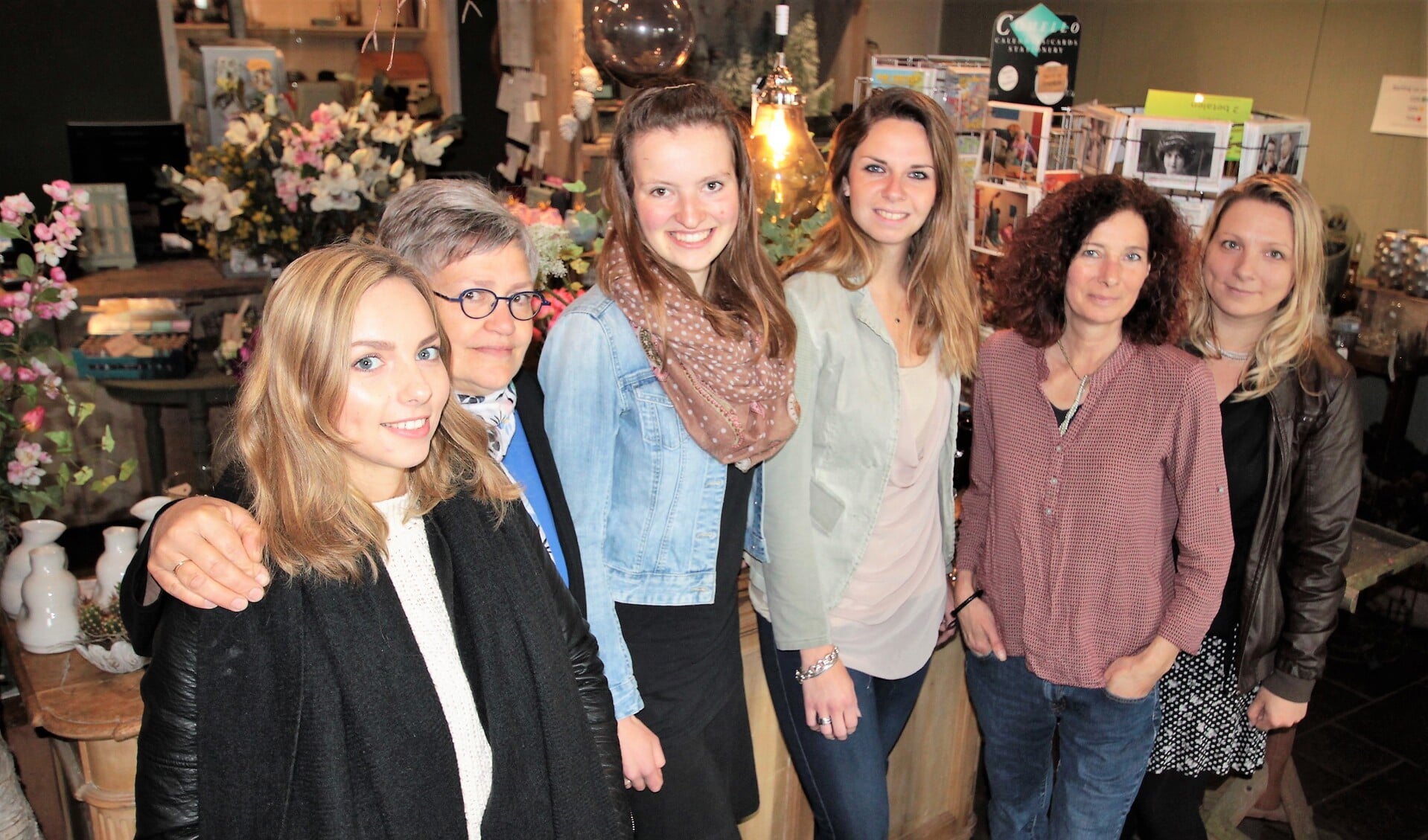 • Het team van Gewoon Bloemen. Tweede van rechts: Klara Beijl met recht van haar Monica de Wit.