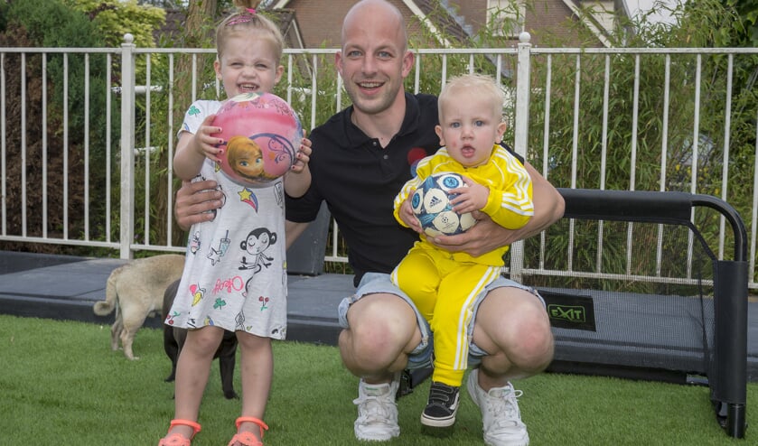 • Elgar Mudde met zijn kinderen op het voetbalveldje in de achtertuin.