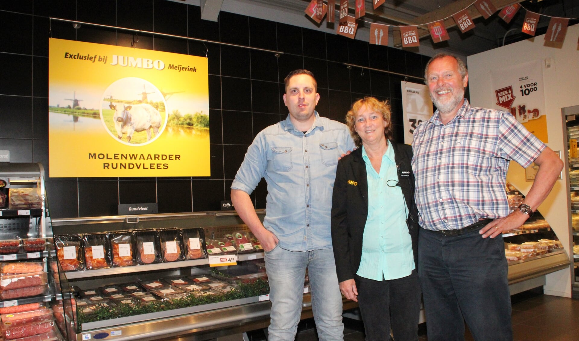 • Wim bij de Vaate en Marianne en Daan Meijerink bij de schappen van het Molenwaarder rundvlees. 
