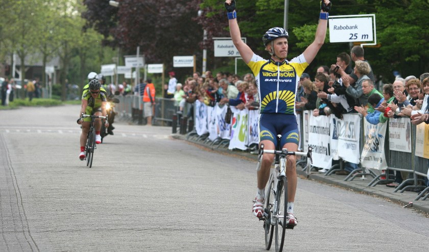 • Lieuwe Westra gaat winnend over de finish van de Arno Wallaard Memorial 2009.