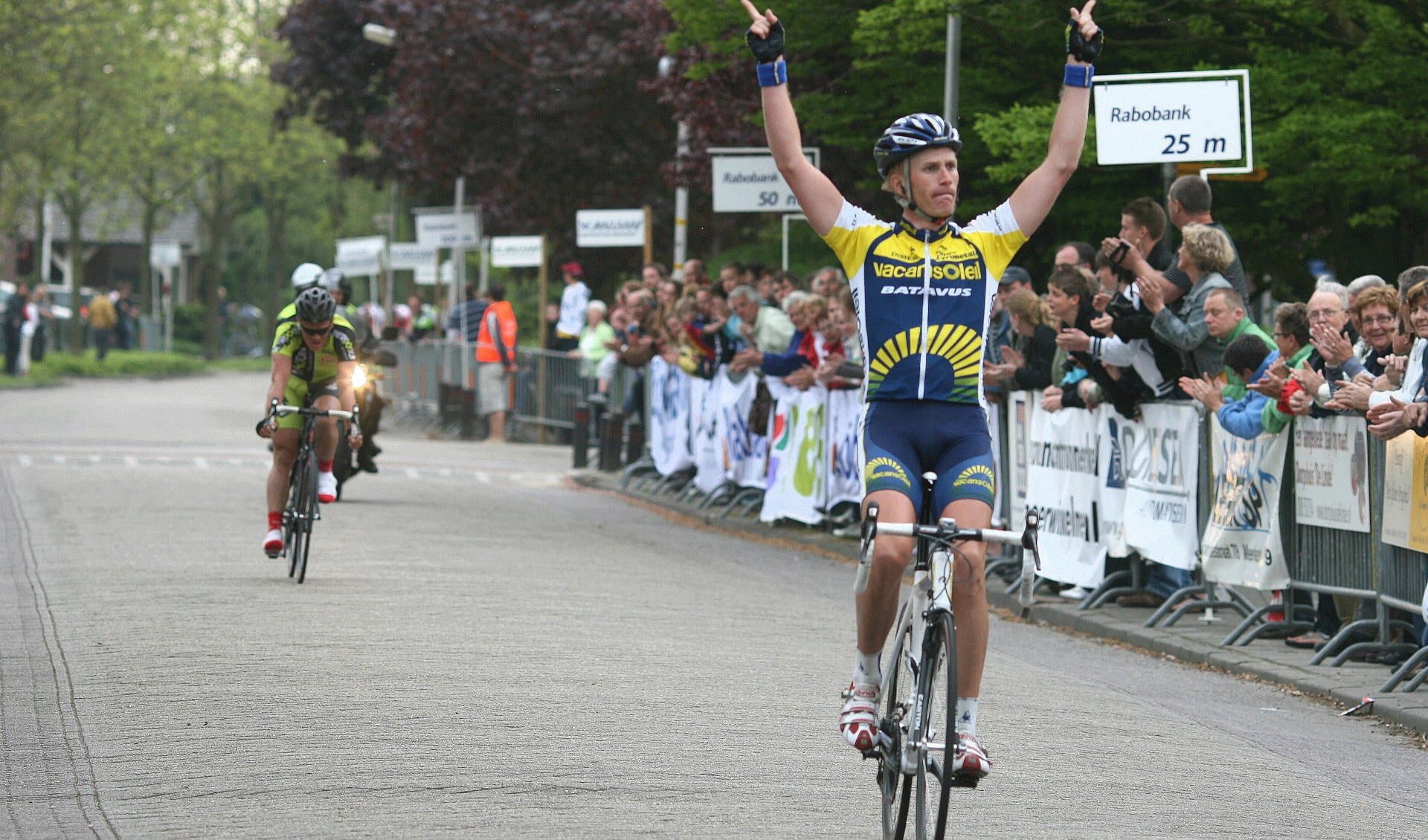 • Lieuwe Westra gaat winnend over de finish van de Arno Wallaard Memorial 2009.