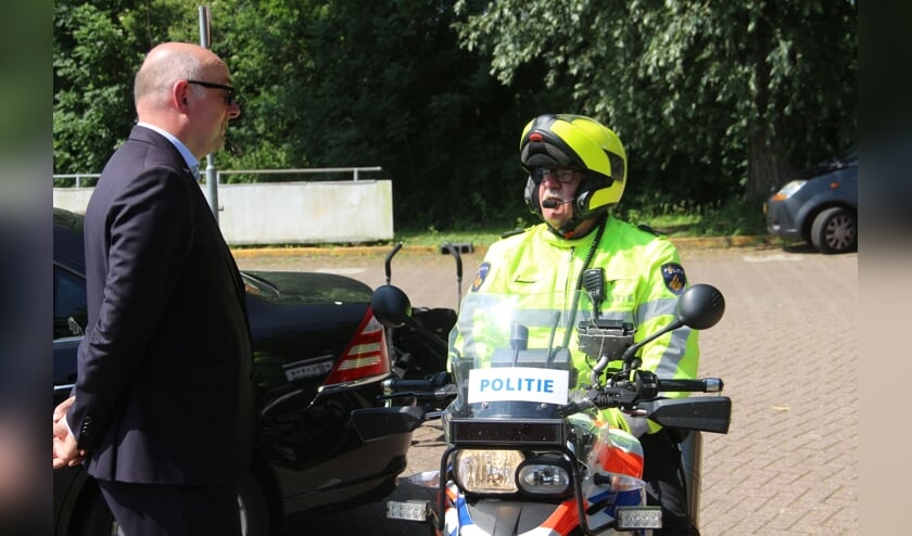 • Burgemeester Martijn Vroom nam een kijkje bij de controle op het terrein van DCV aan het Waalplantsoen.